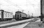 Die 3000 V-Gleichstromlok E 318 (GE, Baujahr 1967) der Companhia Paulista de Estradas de Ferro, die zwischen 1868 und 1971 im Hinterland von Sao Paulo existierte, fährt mit einem Reisezug in Campinas ein. 1971 wurde die private Eisenbahngesellschaft CP von der staatlichen RFFSA (Rede Ferroviária Federal S.A.) übernommen. Diese wurde später im Zuge von Privatisierungen schrittweise aufgelöst und existiert seit 2007 auch nicht mehr. (15.03.1972) <i>Foto: Jörg Schulze</i>
