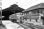 E-Lok 354 (General Electric, Baujahr 1967, 5130 PS) der Companhia Paulista des Estrada de Ferro im Hauptbahnhof Campinas mit dem Stellwerk. Der im viktorianischen Gotikstil erbaute Bahnhof aus dem Jahr 1884 war einst der Hauptknotenpunkt der Stadt. Seit der Einstellung des regulären Personenverkehrs im Jahr 2001 dient das weitläufige Gelände heute als Kulturzentrum. (15.03.1972) <i>Foto: Jörg Schulze</i>