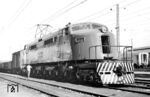 Die imposante E-Lok 454 gehörte zu zwölf Elektrolokomotiven der Chicago, Milwaukee, St. Paul and Pacific Railroad (Milwaukee Road), die zusammen mit acht weiteren Exemplaren von General Electric 1946 für den Export in die Sowjetunion gebaut worden waren. Die Lokomotiven mit der Achsfolge (2’Do)(Do2’) bzw. nach AAR-Notation 2-D+D-2 besaßen zwölf Achsen, von denen acht angetrieben waren. Sie waren für das in der Sowjetunion gebräuchliche Stromsystem mit 3000 Volt Gleichspannung ausgelegt. Wegen des beginnenden Kalten Krieges kam eine Auslieferung an die Sowjetische Staatsbahn nicht mehr zustande. Vierzehn der 20 Maschinen wurden ursprünglich in russischer Breitspur (1524 mm) gebaut, die anderen waren bereits bei der Auslieferung für Normalspur ausgerüstet. Lok 454 kam 1951 zur Companhia Paulista de Estradas de Ferro, die die Lok auf 1600 mm Breitspur umrüstete. Das Bild entstand im Bahnhof Campinas. (15.03.1972) <i>Foto: Jörg Schulze</i>