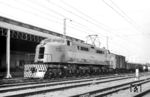Die von Companhia Paulista de Estradas de Ferro übernommenen Lokomotiven der Chicago, Milwaukee, St. Paul and Pacific Railroad (Milwaukee Road) waren dort unter dem Namen "Russas" bekannt, weil sie ursprünglich an die Sowjetunion geliefert werden sollten. In Brasilien fuhren die 247 t schweren und 5600 PS starken Loks noch bis 1999, bis mit der Privatisierung der Rede Ferroviária Federal in jenem Jahr der elektrische Betrieb endete. Die Lokomotiven 451, 453 und 454 wurden verschrottet. Die Nummer 452 blieb in einem Museum in Jundiai im Bundesstaat Sao Paulo, die Nummer 455 in einem Museum in Bauru im Bundesstaat Sao Paulo erhalten. No. 454 hat hier in Campinas einen Güterzug übernommen. (15.03.1972) <i>Foto: Jörg Schulze</i>