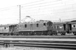 Ein Altertümchen war auch diese 2'BoBo2' Gleichstrom-E-Lok 303 von General Electric aus dem Jahr 1922, die mit einem Personenzug in Campinas unterwegs ist. (15.03.1972) <i>Foto: Jörg Schulze</i>