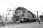 Die dieselelektrische 3420 (GE-EMD, Baujahr 1962) mit einem Güterzug in Barra do Pirai im brasilianischen Bundesstaat Rio de Janeiro. (16.03.1972) <i>Foto: Jörg Schulze</i>
