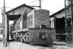 3000 V-Gleichstromlok 2156 (General Electric, Baujahr 1962) im Depot Barra do Pirai. 1864 erhielt die Stadt einen Bahnanschluss. Bis heute ist sie ein Eisenbahnknotenpunkt. Die vom Bahnhof ausgehenden Strecken verbinden drei der wichtigsten wirtschaftlichen Zentren Brasiliens: Sao Paulo, Rio de Janeiro und Belo Horizonte. (16.03.1972) <i>Foto: Jörg Schulze</i>