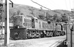 Gleichstromsloks 2151 und 2156 (General Electric, Baujahr 1962) im Depot Barra de Pirai. Die Loks besitzen nur einen Führerstand und sind mit Faiveley-Einholmstromabnehmern ausgerüstet. Der Ort Barra do Pirai steht auch für einen schweren Eisenbahnunfall, bei dem am 7. August 1956 mehr als 20 Menschen starben, als ein Güterzug auf einen Personenzug auffuhr. (16.03.1972) <i>Foto: Jörg Schulze</i>