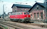 Vor dem Bahnbetriebswerk Bebra, das es in der alten Form schon lange nicht mehr gibt, rollt V 160 088 (Bw Kassel) vorbei. (03.1967) <i>Foto: Rolf Hahmann</i>