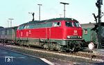 Die seit 14.09.1966 beim Bw Ulm stationierte V 160 096 vor einem Eilzug im Bahnhof Friedrichshafen Stadt. (03.1967) <i>Foto: Rolf Hahmann</i>