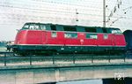 Die Würzburger V 200 002 mit einem Eilzug auf der Neckarbrücke in der Bahnhofsausfahrt aus Heilbronn Hbf. (08.1967) <i>Foto: Rolf Hahmann</i>