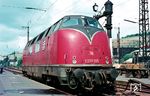 V 200 005 im Hauptbahnhof ihrer fränkischen Heimat Würzburg. (05.1966) <i>Foto: Rolf Hahmann</i>