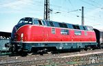 Die Villinger V 200 033, noch mit dem ausgeschriebenen Schriftzug "Deutsche Bundesbahn", vor einem Güterzug in Weil am Rhein. (05.1968) <i>Foto: Rolf Hahmann</i>