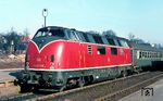 Mehrere Jahre wurde an V 200 038 vom Bw Hamm (Westf) eine automatische Mittelpufferkupplung erprobt. Mit dieser Ausrüstung macht die Lok Station vor dem E 740 (Hamburg - Nienburg - Minden - Paderborn) in Buchholz (Kr Harburg). (03.1968) <i>Foto: Rolf Hahmann</i>