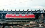 Zeitgleich mit den Bahnbetriebswerken Frankfurt-Griesheim, Hamm (Westf) und Villingen (Schwarzw) erhielt auch das Bw Hamburg-Altona ab Herbst 1956 die ersten V 200. V 200 043 war vom 01.02.1957 bis zum 31.01.1972 in Altona stationiert und präsentiert sich hier auf der Doppeldrehscheibe ihres Heimat-Bw. (05.1967) <i>Foto: Rolf Hahmann</i>