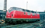 Neben 30 weiteren V 200 gehörte auch V 200 050 seit 3. April 1957 zum Bestand des Bw Hamburg-Altona, wo sie im Sommer 1967 angetroffen wurde. (07.1967) <i>Foto: Rolf Hahmann</i>