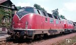 V 200 066 (Bw Hamm/Westf) und eine unbekannte V 160 haben im damaligen Grenzbahnhof Helmstedt den D 112 nach Köln übernommen. (07.1967) <i>Foto: Rolf Hahmann</i>