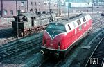 V 200 074 vom Bw Hamm (Westf) pausiert neben 78 273 (Bw Hagen-Eckesey) im Bw Hagen-Eckesey. (03.1964) <i>Foto: Rolf Hahmann</i>
