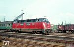 V 200 076 vom Bw Hamm (Westf) fährt mit dem D 110 (Berlin - Bonn) am Bw Braunschweig in der Bahnhofsausfahrt des Braunschweiger Hauptbahnhofs vorbei. (05.1967) <i>Foto: Rolf Hahmann</i>