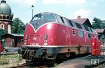 V 200 084 vom Bw Hamm (Westf) an der Tankanlage im Bw Helmstedt. Unter dem Führerstandsfenster ist ein Wappen mit dem "Berliner Bären" angebracht. Dies hatten Berliner Eisenbahnfreunde im September 1960 gestiftet, um allen Menschen, denen die Lok begegnete, die ehemalige Hauptstadt Berlin in Erinnerung zu bringen. (07.1967) <i>Foto: Rolf Hahmann</i>