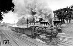 44 370 (Bw Offenburg) verlässt mit einem Güterzug den Bahnhof Offenburg in Richtung Freiburg (Brsg). Der Zug besteht hauptsächlich aus neuen Off52-Autotransportwagen. (01.06.1954) <i>Foto: Carl Bellingrodt</i>
