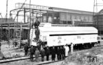 Präsentation des ersten (umbauten) neuen Privatgüterwagens "Halle 558 214" (Heimatbf Merseburg) für das IG Farben Werk Schkopau für den Transport von Vinylchlorid. Im Wageninnern befindet sich ein Druckkörper (Kessel), die weiß lackierte Ummantelung diente wohl zur Isolierung. Vinylchlorid ist ein farbloses, hochentzündbares Gas, das weltweit als Grundbaustein für die chemische Synthese von Polyvinylchlorid (PVC) dient. Es gilt als toxisch und krebserregend. Die chemische Industrie nutzt es bis heute in riesigen Mengen zur Produktion von Rohren, Bodenbelägen und Verpackungen. (25.10.1938) <i>Foto: Werkfoto</i>