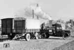 Wie früher üblich erfolgte die Anlieferung frisch geernteter Kartoffeln mit der Bahn. Die Verteilung vor Ort übernahmen regionale Spediteure, wie hier in Duisburg-Neumühl. (1955) <i>Foto: Willi Marotz</i>