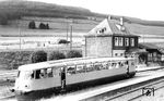 Der "Gläserne Zug" VT 90 500 auf Ausflugsfahrt in Fehrenbracht an der Strecke Finnentrop—Wennemen. Entegegen der Angaben von Carl Bellingrodt, der sein Bild auf den 9. Juni 1937 datierte, ist es eindeutig Anfang der 1950er Jahre entstanden. (1952) <i>Foto: Carl Bellingrodt</i>