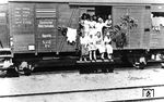 In einem unbekannten Bahnhof warten ukrainische Zwangsarbeiterinnen im gedeckten Güterwagen Grs "Oppeln 5412" auf die lange Reise nach Deutschland. Während des Zweiten Weltkriegs wurden etwa 2,4 Millionen Menschen aus der Ukraine als Zwangsarbeiter ins Deutsche Reich verschleppt. Etwa die Hälfte davon waren Frauen und junge Mädchen. Anfangs noch als "Freiwillige" angeworben, wurden sie später bei Razzien auf offener Straße, in Schulen oder bei Veranstaltungen aufgegriffen und in Güterzügen deportiert. Innerhalb der Sowjetunion stellte die Ukraine den größten Anteil von Zwangsarbeitern. Als sogenannte „Ostarbeiter“ waren sie extremen rassistischen Diskriminierungen, Gewalt und katastrophalen Lebensbedingungen ausgesetzt. (1942) <i>Foto: Privatfoto</i>