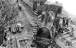 Am 10. Juni 1951 stieß auf einem unbeschrankten Bahnübergang der Bundesstraße 49 zwischen den Bahnhöfen Ruwer West und Kenn ein Personenzug der Moselbahn mit einem Reisebus zusammen. Gegen 22.46 Uhr näherte sich der Zug mit der vorgeschriebenen Geschwindigkeit von 15 km/h dem Bahnübergang und gab durch Pfeifen das vorgeschriebene Warnzeichen. Dieses wurde wohl aufgrund des Motorengeräuschs im Bus und des Lärms, den die Fahrgäste des Männergesangvereins „Cäcilia“ aus Zewen verursachten, vom Busfahrer nicht gehört. Der Zusammenprall war so heftig, dass die Lok 4 mit ihren drei Achsen aus dem Gleis gehoben wurde und sich quer auf die Straße stellte. Der hintere Teil des Omnibusses wurde aufgerissen, der Anhänger umgestoßen und zertrümmert. 15 Menschen starben: 6 Personen wurden sofort getötet, 9 weitere erlagen ihren Verletzungen später im Krankenhaus. Weitere 20 Menschen wurden darüber hinaus schwer, weitere 13 leicht verletzt. Der alkoholisierte Busfahrer kam unverletzt davon und wurde später zu neun Monaten Freiheitsstrafe verurteilt. (11.06.1951) <i>Foto: Manfred van Kampen</i>