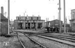 Selten sind Fotos aus dem Bw Fröndenberg. Obwohl die 43 km lange Obere Ruhrtalbahn bereits am 1. Juni 1870 zwischen Schwerte (Ruhr) und Arnsberg (Westf) eröffnet wurde, erhielt Fröndenberg erst 1923 ein Bahnbetriebswerk. Dies wurde durch den stark steigenden Verkehr an der Schnittstelle der Bahnstrecken Fröndenberg–Unna und Letmathe–Fröndenberg sowie der Oberen Ruhrtalbahn erforderlich. Schon 1954 wurde das Bw Fröndenberg wieder geschlossen, die Fahrzeuge nun von Schwerte (Ruhr) und Letmathe aus eingesetzt. Das Foto zeigt die noch vollständigen Bw-Anlagen mit dem vierständigen Lokschuppen, Drehscheibe und Kohlenbansen fünf Jahre nach der Stilllegung. (15.04.1959) <i>Foto: Baumeister, Slg. Moll</i>