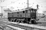 Die Baureihe E 16 wurde von der Gruppenverwaltung Bayern der Deutschen Reichsbahn-Gesellschaft beschafft und war für den Schnellzugdienst konzipiert. Das Besondere an diesen Lokomotiven war der BBC-Einzelantrieb, auch Buchli-Antrieb genannt, welcher in Deutschland nur bei dieser Baureihe verwendet wurde und hier gut zu sehen ist. Die Freilassinger E 16 06 wurde in München Hbf angetroffen. (12.08.1965) <i>Foto: Reinhard Gumbert</i>
