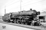 Im Frühjahr 1965 trat beim Bw Mühldorf (Obb) ein empfindlicher Lokmangel bei der Bespannung der Personenzüge zwischen Mühldorf und München ein. Durch den Fristablauf zahlreicher Mühldorfer P 8 und das Fehlen der noch abzuliefernden Serien-V 160 gab es große Lücken im Lokbestand. So bot sich an, die beim Bw Treuchtlingen nicht mehr benötigten 01 nach Mühldorf umzusetzen. Dazu gehörte 01 052, die dem Fotografen in München Hbf vor die Linse lief. Ihr Mühldorfer Gastspiel endete bereits am 14.04.1966 mit der Umsetzung nach Trier. (13.08.1965) <i>Foto: Reinhard Gumbert</i>