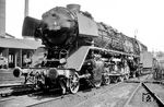 Am 30.06.1964 wurde 45 023 vom BZA Minden (Westf) nach München abgegeben, da sie in Minden arbeitslos geworden war. Die Lok gehörte zwar erst ab dem 11. Juni 1965 buchmäßig zum Bw München Hbf, stand aber bereits ab Mitte 1964 dem BZA München für Messfahrten mit Diesellokomotiven zur Verfügung. Als Standort der dort eingesetzten Loks diente das Bw München Ost, die Lok wurde hier im Bw München Hbf angetroffen. 45 023 beendete ihre aktive Einsatzzeit am 15.05.1968. (13.08.1965) <i>Foto: Reinhard Gumbert</i>