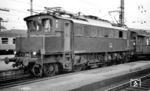 Die Münchener Eisenbahndirektion betrieb historisch bedingt in Bayern schon vor dem Krieg ein größeres Netz elektrifizierter Strecken, das sich von München aus sternförmig ausbreitete. Zu ihrem Bestand gehörten unglaublich viele Vorkriegs-E-Lok-Baureihen wie E 16, E 17, E 18, E 32, E 44, E 75, E 91 und E 94. Bis 1968 waren auch alle Lok der Baureihe E 04 in München beheimatet. So war es wenig verwunderlich, in München Hbf die hier beheimatete E 04 19 anzutreffen. (05.10.1965) <i>Foto: Reinhard Gumbert</i>