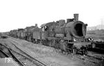 Auf ihre Zerlegung beim Schrotthändler Walter Trapp im Frankfurter Osthafen warten im Bahnhof Frankfurt-Mainkur 56 468 (ex Bw Fulda, + 28.07.1964), 56 284 (ex Bw Bebra, + 28.07.1964), 56 400 (ex Bw Fulda, + 28.07.1964), 38 3026 (ex Bw Fulda, + 01.07.1964) und 38 2151 (ex Bw Fulda, + 01.07.1964). (23.10.1965) <i>Foto: Reinhard Gumbert</i>
