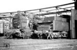 94 1343 neben der bereits ausgemusterten 56 222 im Bw Darmstadt. Auch die preußische T 16¹ stand bereits auf der Abschussliste und wurde im März 1966 aus den Bestandslisten gestrichen. (24.10.1965) <i>Foto: Reinhard Gumbert</i>