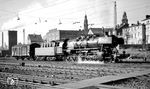 Keine große Mühe hatte die Dillinger 50 2267 mit dem einzelnen Wägelchen im Bahnhof Dillingen. (30.10.1965) <i>Foto: Reinhard Gumbert</i>