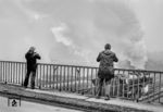Die Brücke der Fernstraße 281 über den Bahnhof Saalfeld (Saale) war fast ständig von Fotografen bevölkert, weshalb sie bei den Reichsbahnern etwas verächtlich "Affenfelsen" hieß. Von hier ließ sich jedenfalls das Geschehen im dortigen Bahnbetriebswerk und den Bahnhofsausfahrten nach Unterwellenborn bzw. zur Saalebahn gut beobachten, so wie hier bei der Ausfahrt der 01 2204 zur Saalebahn. (04.1980) <i>Foto: Wolfgang Staiger</i>