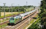 Vor dem passenden Zug ins Allgäu zieht 101 039 "Fahrtziel Natur" den IC 2013 bei Langenfeld (Rheinland). (27.05.2026) <i>Foto: Joachim Bügel</i>