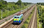 Die "bunte Hilde" 111 074 von DB-Gebrauchtzug war als Tfzf 70165 nach einem Werkstattbesuch in Dortmund Bbf bei Langenfeld-Mehlbruch auf dem Weg nach Augsburg Hbf. (27.05.2026) <i>Foto: Joachim Bügel</i>