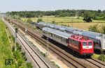 Weiterhin unermüdlich ist TRI 110 198 mit der mittwöchlichen Wagenüberführung des DLr 93623 von Dortmund-Eving nach Köln Bbf beschäftigt. Hier begegnet sie bei Langenfeld-Mehlbruch dem IC 2202 (Koblenz Hbf - Norddeich Mole) mit 147 572. (27.05.2026) <i>Foto: Joachim Bügel</i>