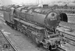 Während sich die Sonderfahrt-Teilnehmer im Bw Betzdorf (Sieg) auf die preußische G 8¹ stürzten (den Sonderzug sieht man im Hintergrund), schlich sich fast unbemerkt die hier stationierte 044 262 (44 1262) ins Bw. (12.09.1971) <i>Foto: Wolfgang Bügel</i>