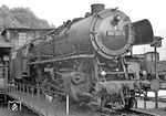 Lok und Personal der 044 262 hatten an diesem Sonntag ihre Dienstschicht bereits hinter sich. Nun geht es über die Drehscheibe im Bw Betzdorf (Sieg) zur Abstellung in den Lokschuppen. (12.09.1971) <i>Foto: Wolfgang Bügel</i>