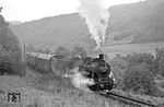Der nächste Fotohalt mit Scheinanfahrt fand im Elbbachtal bei Weiselstein, nördlich von Elben statt. Am Regler der 55 4455 ist Gerhard Moll zu erkennen, dessen T 3 an diesem Tag ursprünglich zum Einsatz kommen sollte. Ein zwei Tage zuvor erlittener Heißläufer hatte diese Pläne jedoch hinfällig gemacht.  (12.09.1971) <i>Foto: Wolfgang Bügel</i>