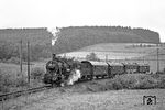 Bei Gebhardshain-Steinebach gab es wieder einen Fotohalt mit 55 4455, den - wie man sieht- die meisten Fahrtteilnehmer gar nicht mehr für Fotos nutzten, weil das Wetter viel zu schlecht war. (12.09.1971) <i>Foto: Wolfgang Bügel</i>