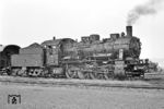 1971 zeichnete sich das allmähliche Ende der preußischen G 8¹ bei der DB ab. Dies nahm man zum Anlaß, eine Sonderfahrt mit einer der in Gremberg stationierten Loks zu unternehmen. 55 4455, deren Computer-Nummer 055 455-0 man übermalt hatte, war von Borsig in Berlin im Jahr 1917 gebaut worden. Seit Ende des Zweiten Weltkriegs war sie in der Direktion Köln stationiert, in Gremberg seit dem 02.11.1959. Nach einer Entgleisung am 15.04.1972 in Siegburg kam das Ende der Lok schneller als erwartet. Am 24.08.1972 wurde sie ausgemustert. (12.09.1971) <i>Foto: Wolfgang Bügel</i>