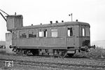1935 lieferte die Dessauer Waggonfabrik die Triebwagen T 1 – T 3 an die Lausitzer Eisenbahn-Gesellschaft. 1941 gingen die Triebwagen in den Bestand der Westerwaldbahn über und bekamen die Bezeichnungen VT 101 und 102. Der VT 102 war bis zum Ende des Personenverkehrs bei der Westerwaldbahn im Betrieb, 1961 wurde er abgestellt und verschrottet. Der Steuerwagen VS 202 blieb erhalten. Er stand in Bindweide abgestellt (Foto) und wurde 1975 an den Modell-Eisenbahn-Club Essen verkauft. Heute ist der Wagen Eigentum des Deutschen Eisenbahn-Vereins in Bruchhausen-Vilsen. (12.09.1971) <i>Foto: Wolfgang Bügel</i>