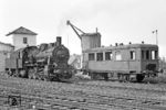 Im Bw Bindweide der Westerwaldbahn (WEBA) trifft 55 4455 im Rahmen einer Sonderfahrt auf den Steuerwagen VS 202 der WEBA. (12.09.1971) <i>Foto: Wolfgang Bügel</i>