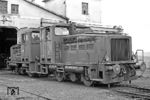 V 26.4 (Bj 1959) und V 26.3 (Bj 1957) der Westerwaldbahn im Bw Bindweide. Die als R 30 B bezeichneten Rangierloks gehörten zur dritten Nachkriegsgeneration von Jung-Lokomotiven. Die Bezeichnung leitete sich ab aus R = Rangierlokomotive, 30 = ungefähr 1/10 der Motorleistung in PS und B = Achsfolge ab. Vorreiter bei der R 30 B war die Westerwaldbahn (WEBA), die 1956 zunächst zwei Lokomotiven für ihren Güterzugdienst beschaffte. Die WEBA bezeichnete ihre Lokomotiven als als V 26.1 – 4 und nutzte sie vorrangig, um schwere Lasten in Talrichtung zu befördern. Dabei konnten von den Lokomotiven beachtlich lange Züge gezogen werden. Bergwärts waren geringere Lasten zu befördern, bei Bedarf konnte mit den Lokomotiven eine Vierfachtraktion mit dem Leistungsvermögen einer V 100 angeboten werden. Die V 26.3 wickelte bis 2017 den restlichen Güterverkehr auf der Westerwaldbahn ab und wurde im selben Jahr wegen anstehender Reparaturarbeiten abgestellt. (12.09.1971) <i>Foto: Wolfgang Bügel</i>