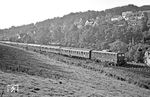 110 247 vom Bw Dortmund 1 befördert den D 447 (Köln -Leipzig) zwischen Schwelm und Ennepetal. Heute ist diese Fotostelle komplett zugewachsen. (21.09.1971) <i>Foto: Wolfgang Bügel</i>
