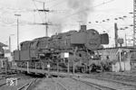 Die am 22.06.1942 beim Bw Seelze in Dienst gestellte 052 341 auf der Drehscheibe im Bw Wuppertal-Vohwinkel, dem sie seit 01.06.1970 angehörte. (01.10.1971) <i>Foto: Wolfgang Bügel</i>