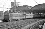 184 002 (Bw Köln-Deutzerfeld) vor E 2032 (Köln Hb ab 8.38 Uhr - Aachen Hbf an 9.40 Uhr) in Aachen Hbf. Wegen der Probleme der Loks im belgischen Gleichstromnetz war ihr Auslandseinsatz offiziell zum 26. September 1971 beendet worden. Im Folgenden kamen die Loks nur noch im Nahverkehr rund um Köln zum Einsatz. Weil die Lokomotiven aber so nicht wirtschaftlich eingesetzt werden konnten, zog die Bundesbahn 1979 die Maschinen nach Saarbrücken ab und legte dort die Systeme für Gleichstrombetrieb einschließlich der betreffenden Stromabnehmer still. (03.10.1971) <i>Foto: Wolfgang Bügel</i>
