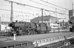 Auf dem Weg zu ihrer Stolberger Heimat fährt 052 928 als Lz durch Aachen Hbf. (03.10.1971) <i>Foto: Wolfgang Bügel</i>